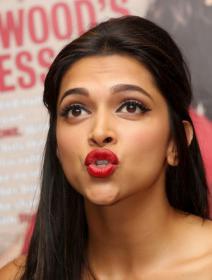 77 Hottest Kissable Lips of Bollywood Actress( 77 Hot Photos )