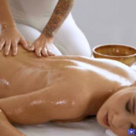 MassageRooms Alexis Crystal And Vanessa Decker