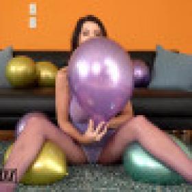 AmateurBoxxx 20-12-17 Michele James Pops Balloons In Purple Leotard XXX 1080p MP4-WRB[XvX]