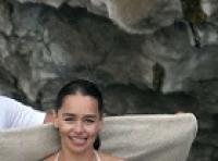 Super-Pretty British Actress Emilia Clarke Displaying Her Bikini Body